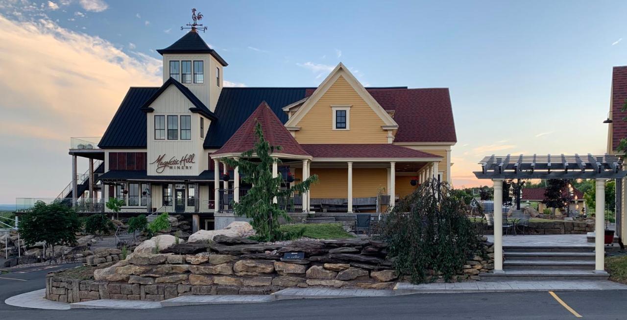 Magnetic Hill Winery Hotel Монктън Екстериор снимка